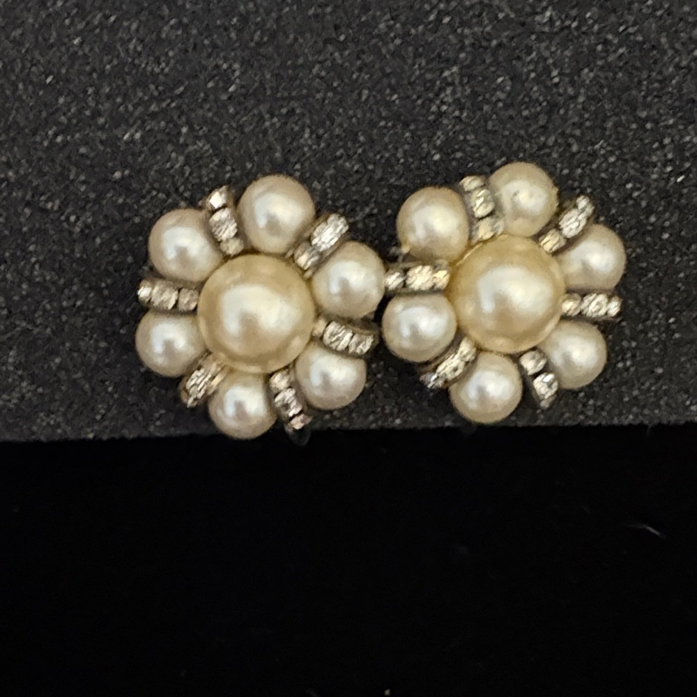 Vintage Pearl Screwback Signed Richelieu earrings - Picture 2 of 6
